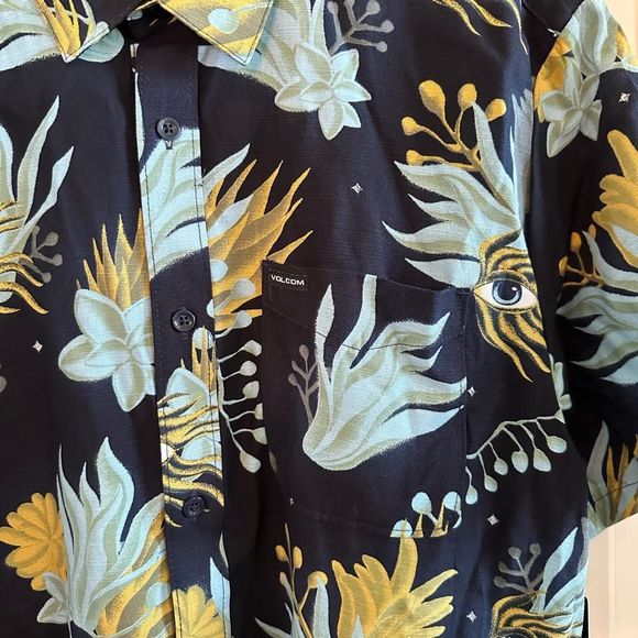 Volcom Solarizer Button Down Short Sleeve Shirt - Picture 5 of 7